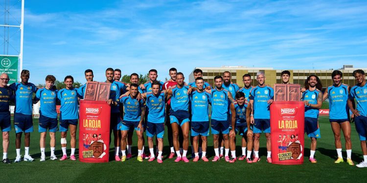 La Selección Española posa con las tabletas La Roja de Nestlé Extrafino. Fuente: Nestlé.
