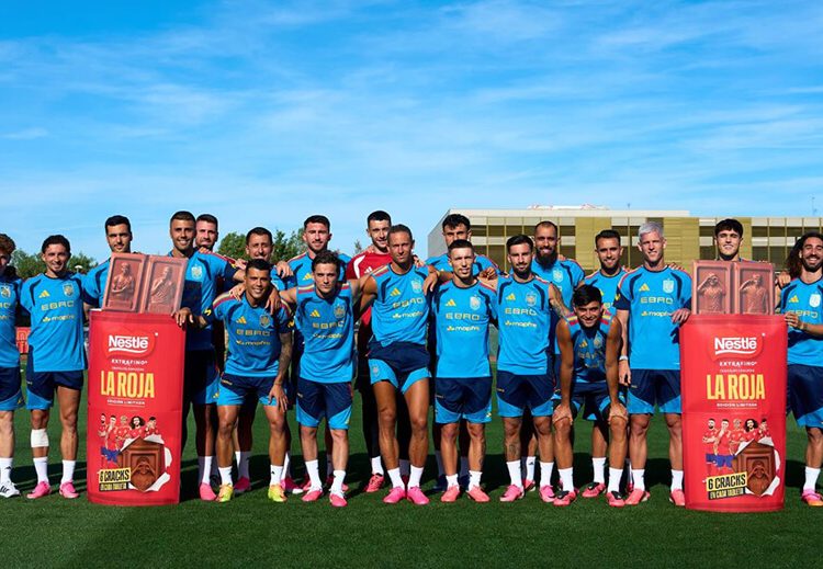 La Selección Española posa con las tabletas La Roja de Nestlé Extrafino. Fuente: Nestlé.