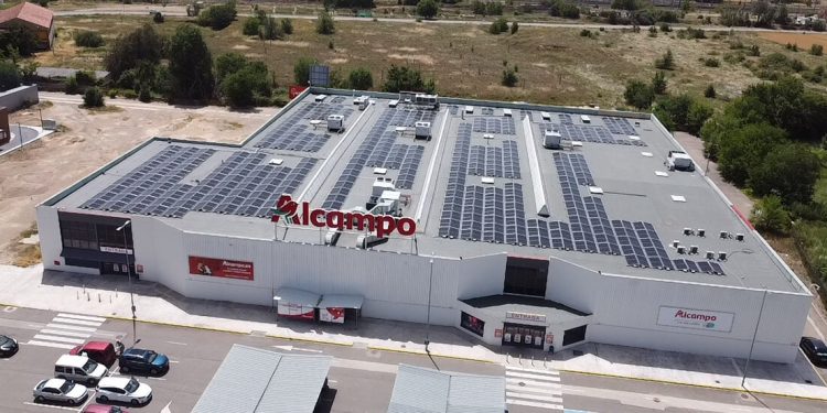 Nueva planta solar fotovoltaica sobre cubierta en el hipermercado Alcampo de Calatayud. Fuente: Helexia.