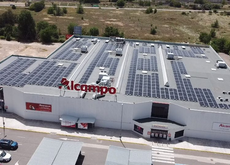Nueva planta solar fotovoltaica sobre cubierta en el hipermercado Alcampo de Calatayud. Fuente: Helexia.