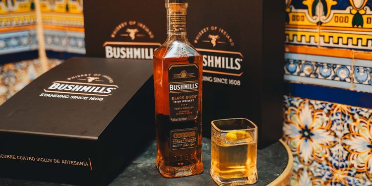 Bushmills Black Bush estrena un nuevo diseño de botella. Fuente: Bushmills Irish Whiskey.