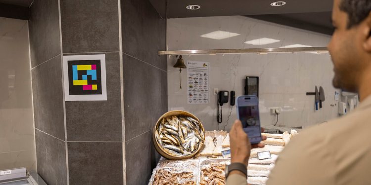 HiperDino incorpora a sus tiendas una señalética que ayudar a las personas con discapacidad visual. Fuente: HiperDino.