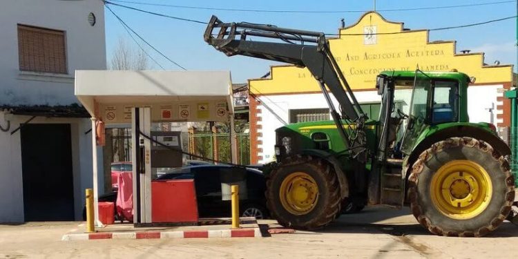 Un agricultor llena el depósito de un tractor. Fuente: Asaja