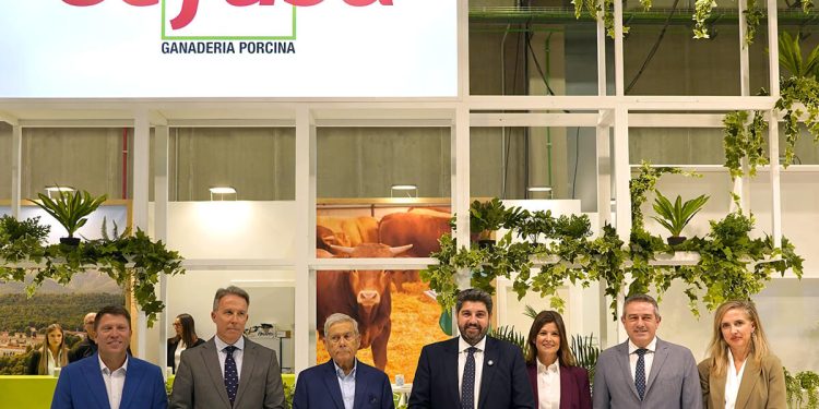 : Imagen del equipo direcivo de Cefusa con el presidente de la Comunidad, Fernando López Miras (c), el consejero de Agua, Agricultura, Ganadería y Pesca, Joaquín Buendía (2d), y el alcalde de Lorca, Fulgencio Gil (2i). Fuente: Cefusa.