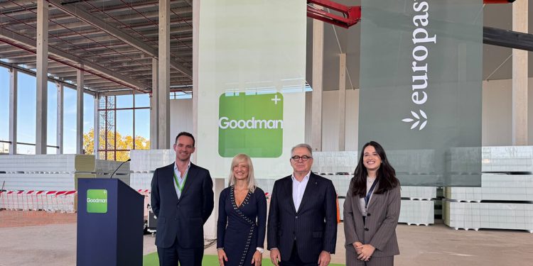 Philippe Van der Beken, CEO de Goodman Continental Europe, Pilar Díaz, Delegada Territorial del Gobierno de Cataluña en Barcelona. Fuente: Europastry.