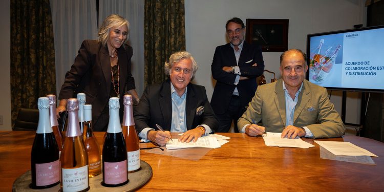 Firma convenio Luis Caballero y Acontia Vinos. Fuente: Grupo Luis Caballero.