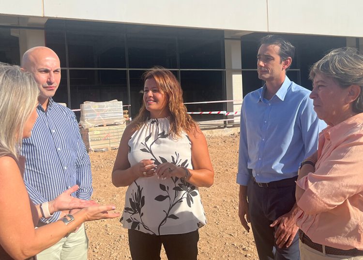Visita a las obras del nuevo HiperDino Costa Teguise. Fuente: HiperDino.